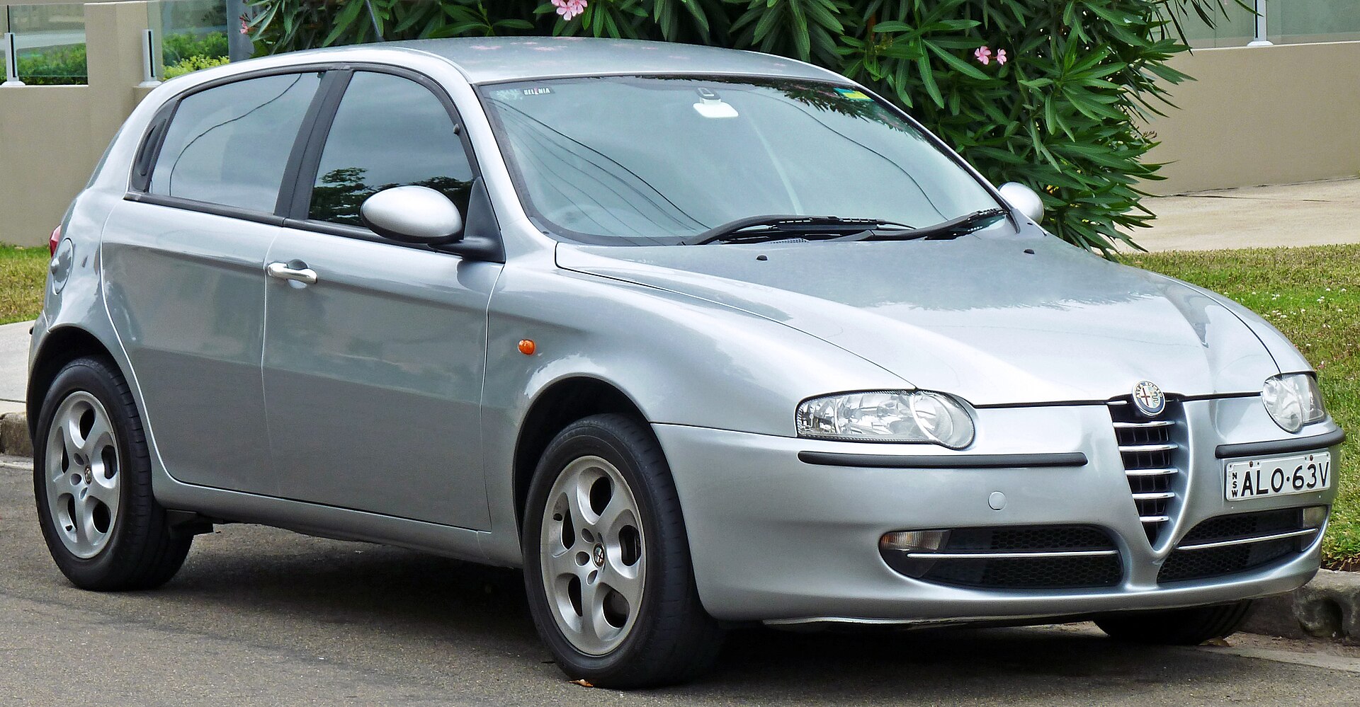 2002 Alfa Romeo 147 (MY02) Selespeed Twin Spark 5-door hatchback